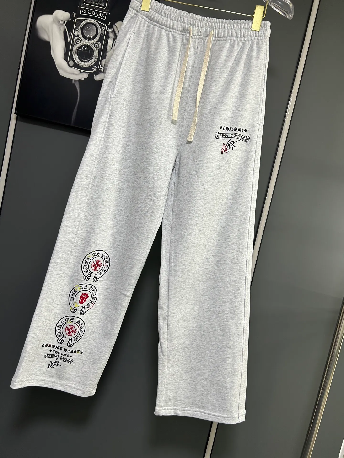 P220 Chrome Hearts 25 new colorful cross-mark loose straight trousers 2025 autumn and winter new embroidered elastic band casual trousers, customized fabrics at the counter. Made of 400g high-version terry fabric, with high breathability and comfort, impeccable details, no pilling and no deformation, brand element design concept, reflecting high quality. It feels delicate and soft! It presents casual tailoring, the same style for men and women, and the upper body shape is awesome! Size: S M L XL Color: Black Gray
